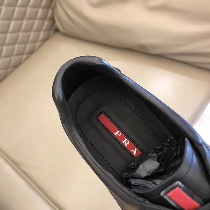 P400 Yuan Size: 38-45 Prada 2021 spring and summer men’s genuine leather sports shoes, the highest version on the market, any comparison is welcome🆚! The original leather has excellent texture and is super high-end! Fetal sheep lining imported from Italy, removable pad! Luxurious materials and fine workmanship, highly recommended!